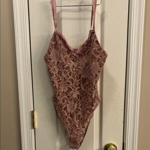 Mi Ami Lace Bodysuit in Dusty Rose. Size XS